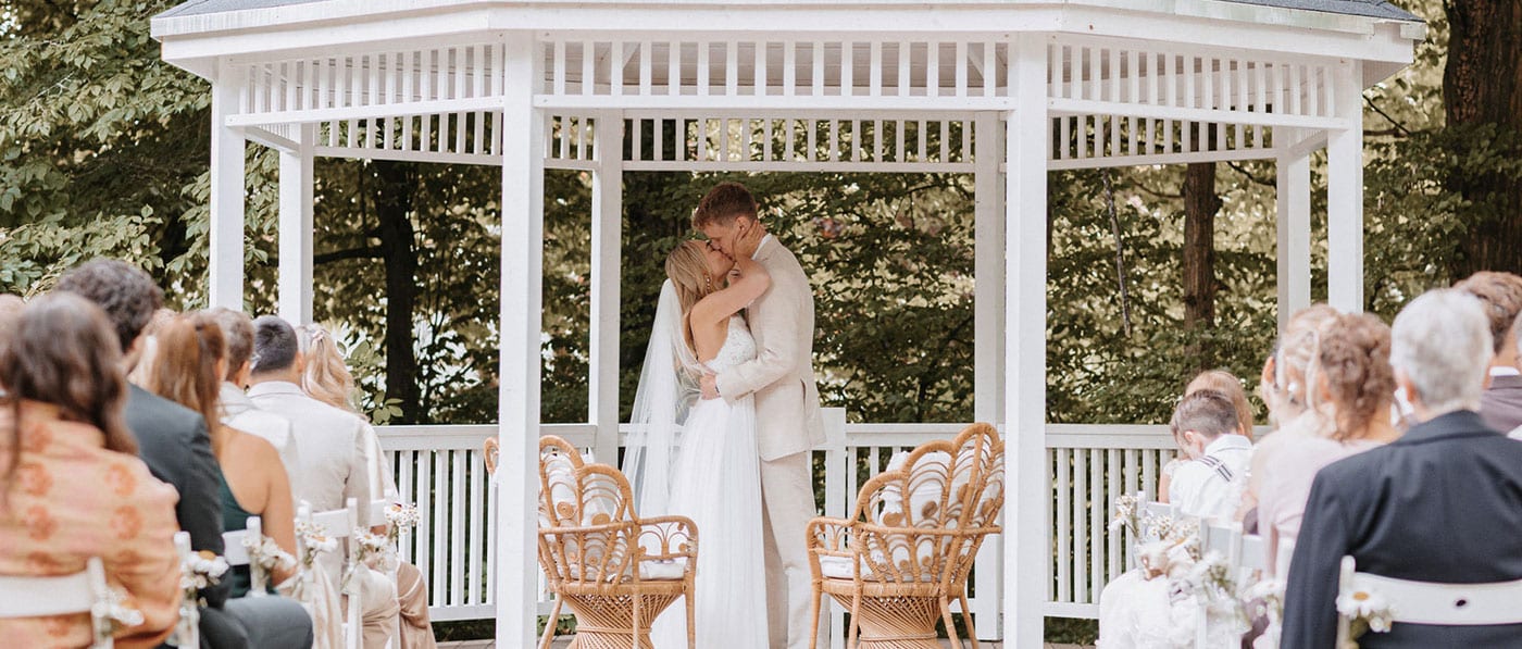 landhauswesterhof Hochzeitspaar unter einem Pavillon.